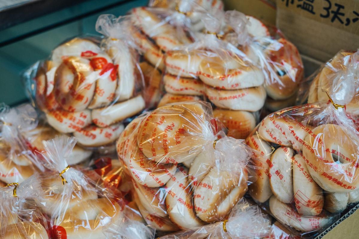 新莊百年餅舖「老順香餅店」的鹹光餅。一年一度的「新莊地藏庵文武大眾爺祭典」（又稱新莊大拜拜）時，廟方會沿途發送予民眾。（圖片提供：草字頭）