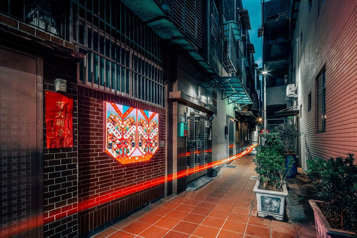 吳芊頤《廟街光景》。（圖片提供：草字頭）