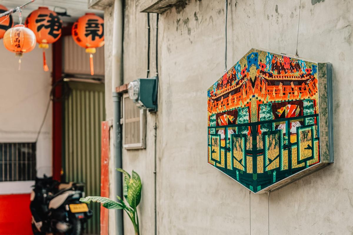 吳芊頤《廟街光景》。（圖片提供：草字頭）