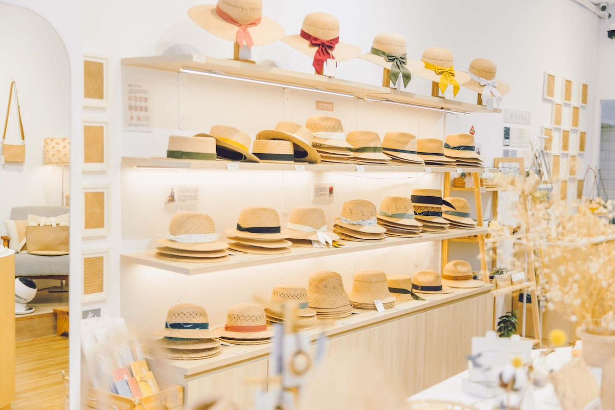 在⽇治時期，蘭草帽曾經是臺灣外銷的明星產品。因此品牌也將藺草帽作為重點商品。（圖片來源：《生活工藝誌》第十一期）