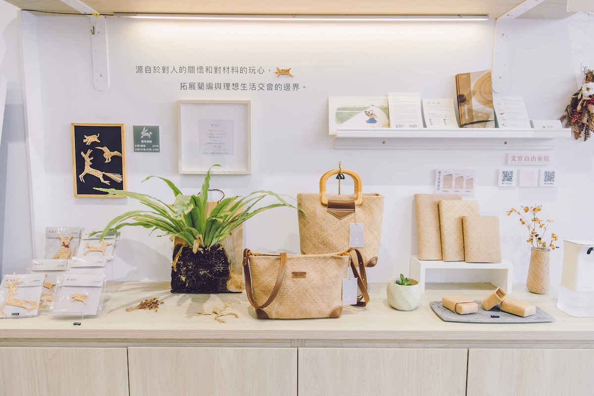 滿室的⼿⼯藺編製品，讓空間中充斥了淡雅的藺草⾹，⾛進藺子的⼯作室與店舖，⼼情也變得開闊了。（圖片來源：《生活工藝誌》第十一期）