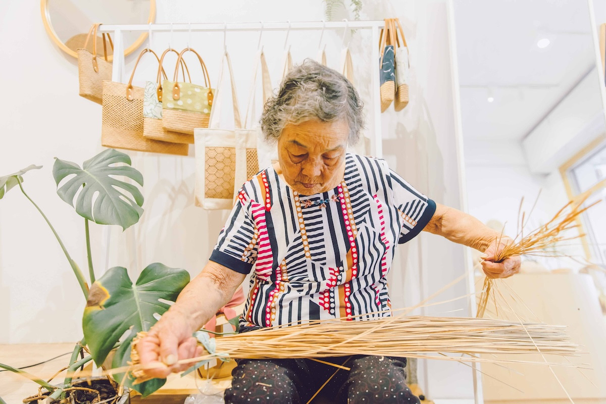 藺⼦的經營模式是與多位在地職⼈合作，由品牌開發與設計，在地職⼈⼿作。銷售所得則是品牌與職⼈們⼀起分潤。秀春阿嬤也是與品牌合作的藺編工藝師。（圖片來源：《生活工藝誌》第十一期）