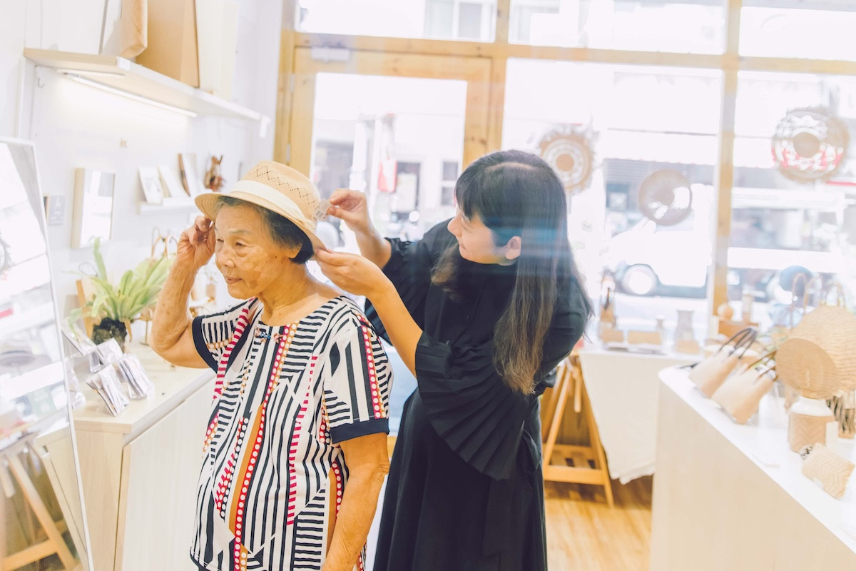 藺⼦與在地職⼈之間維持著良好的合作關係，易紳和怡雅也把阿嬤們當成像是⾃⼰的家⼈，互動起來溫馨又可愛。（圖片來源：《生活工藝誌》第十一期）