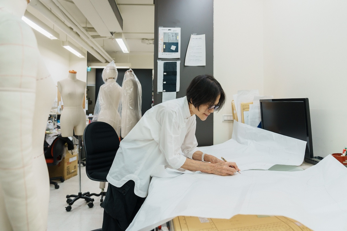 在打版室確認版型，是葉珈伶的創作日常。（圖片來源：《生活工藝誌》第十一期）