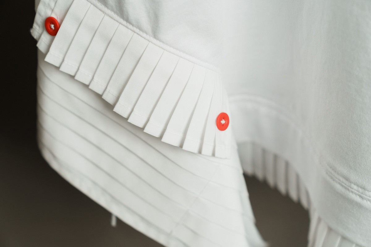 Polyester的特點是既硬挺又輕盈。棉質加Polyester混紡後再壓摺就會定型。長時間維持服裝的造型與飄逸感。（圖片來源：《生活工藝誌》第十一期）