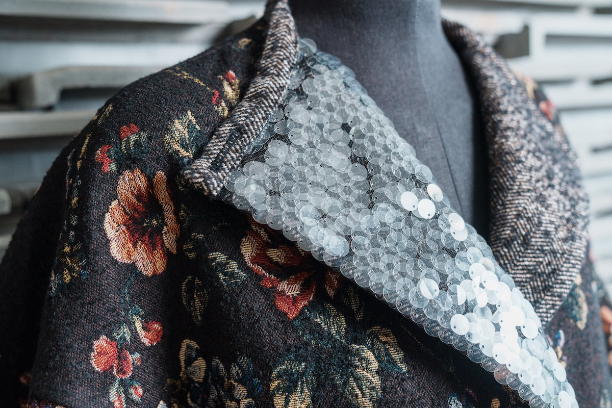 臺灣文化是葉珈伶創作的關鍵字。透過版型與面料的變化拼組，呈現出新舊融合的樣貌更是葉珈伶一直以來創作的DNA。圖為2024AW的《梁山伯與天文台》的羊毛混紡大衣。（圖片來源：《生活工藝誌》第十一期）