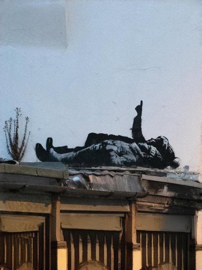 Banksy倫敦新塗鴉「仰望星空的孩子」為無家者發聲！回顧班克斯作品中的社會關懷