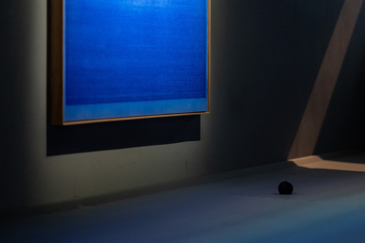 謝榕蔚《軌道》，2025，陽光、光固化樹脂、彈性反光布、橡膠球、LED軌道燈、高密度泡棉、高密度保麗龍、環氧樹脂、石頭漆、墨水紙本，尺寸依場地而定。（圖片提供：謝榕蔚）