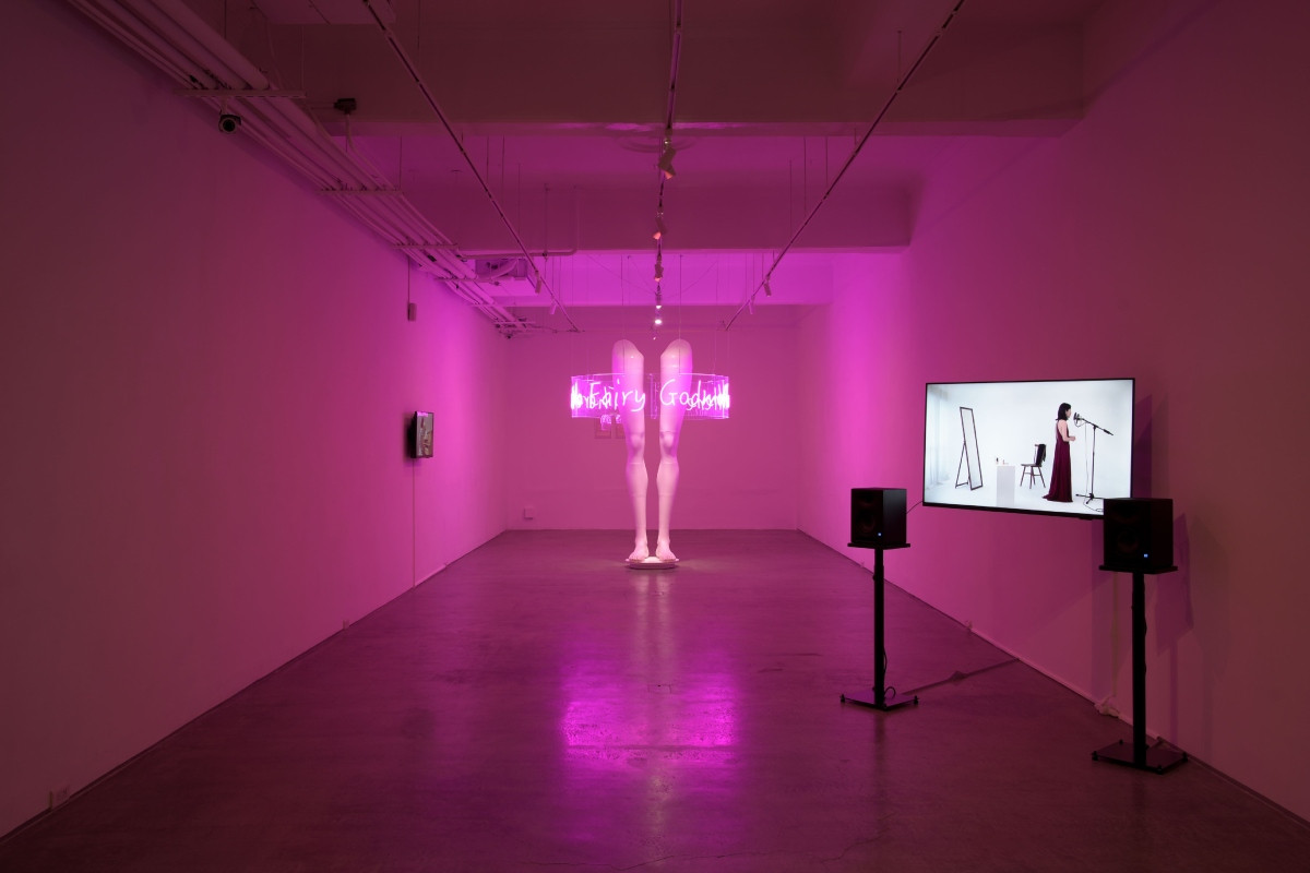 陳彥齊《這裡沒有神仙教母》，2025，回聲娃娃、單頻道錄像、超聲波指向性喇叭、監聽喇叭、PLA、錄音檔、紙本、LED燈、壓克力，尺寸依場地而定。（圖片提供：陳彥齊）