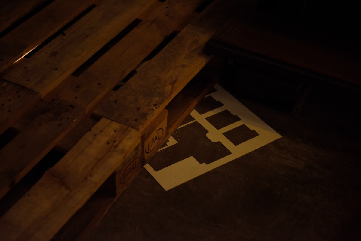 蘇睿豪《闌珊生態圈》，2025，工業剩餘物、木棧板、LCD螢幕、電子板、聲音裝置、影像、行為，尺寸依場地而定。（圖片提供：蘇睿豪）