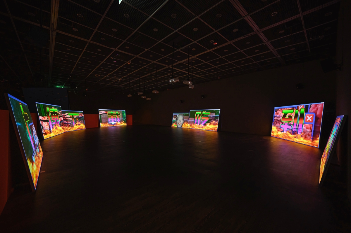 李亦凡〈important_message.mp4〉展出於2024年台北當代藝術館《熱影像》。（攝影：ANPIS FOTO 王世邦）