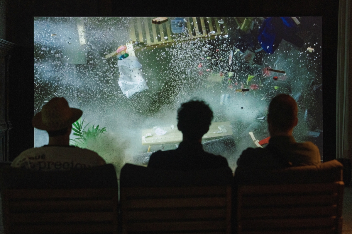 《棲居如詩》呈現客廳午後突然的一場爆炸，細看會發現場景為1公尺乘1公尺的水缸模型。（圖片提供：臺北市立美術館）