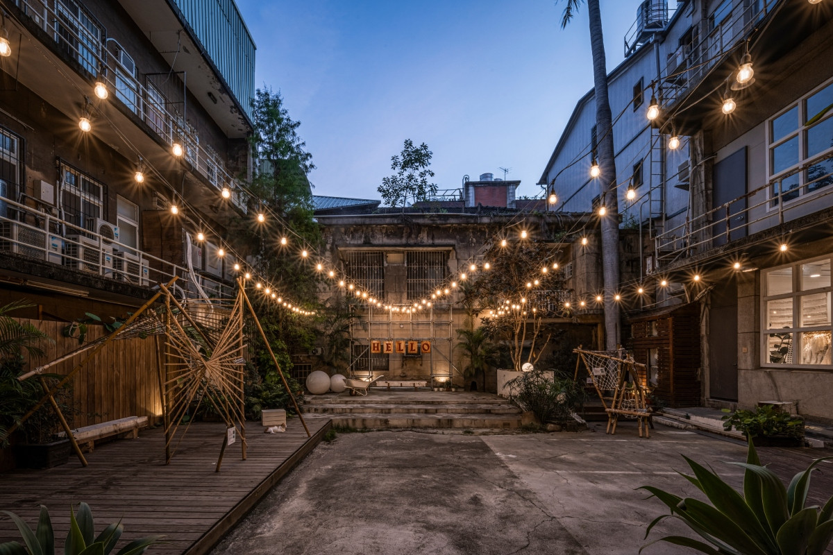 半戶外動線可兼感受歷史的溫潤質地與工業建築的銳利線條。（圖片提供：富興工廠1962）