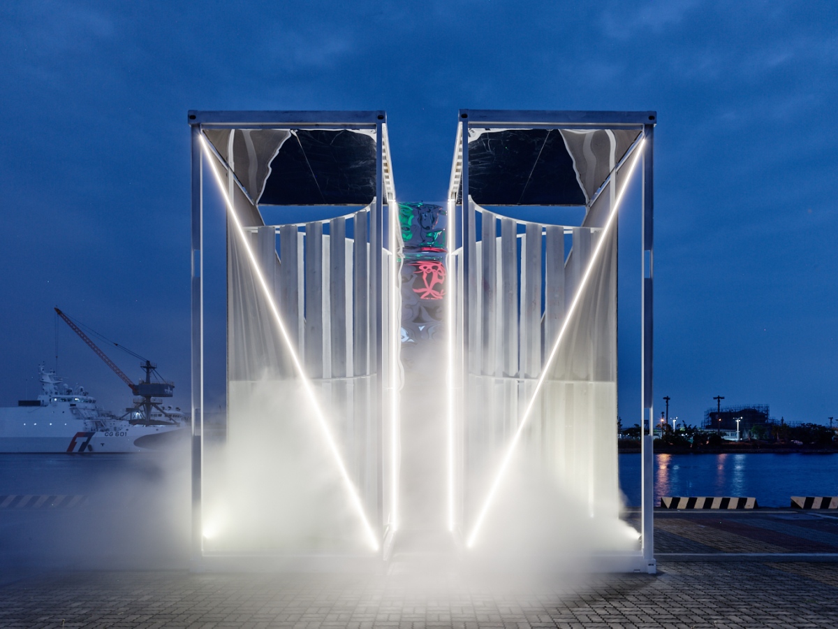 米索空間設計〈入港〉以高雄港為靈感，藉由船頭劃破水面的意象，創造一段靠岸與穿越的空間體驗。（圖片提供：高美館，攝影：Studio Millspace）