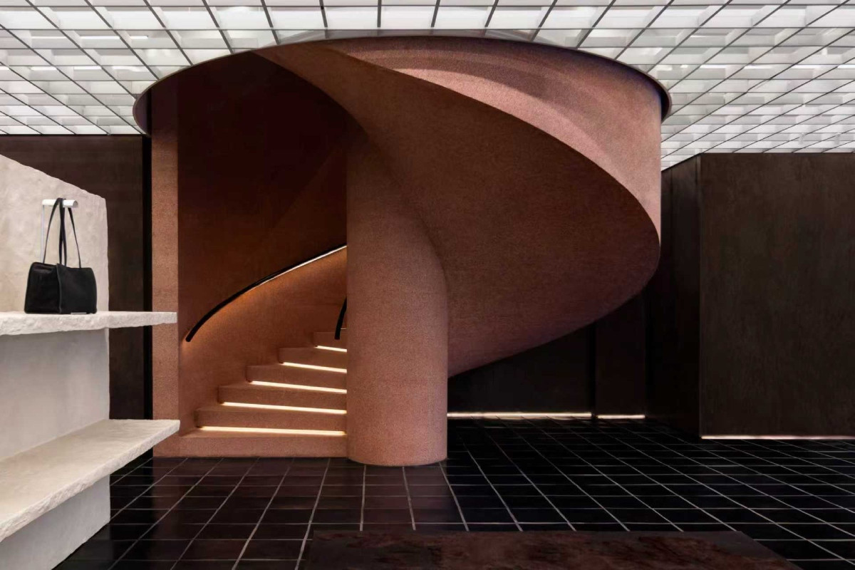 復古螺旋樓梯由沉暗的一樓直轉向上，連接明亮的二樓。（圖片提供：COS）