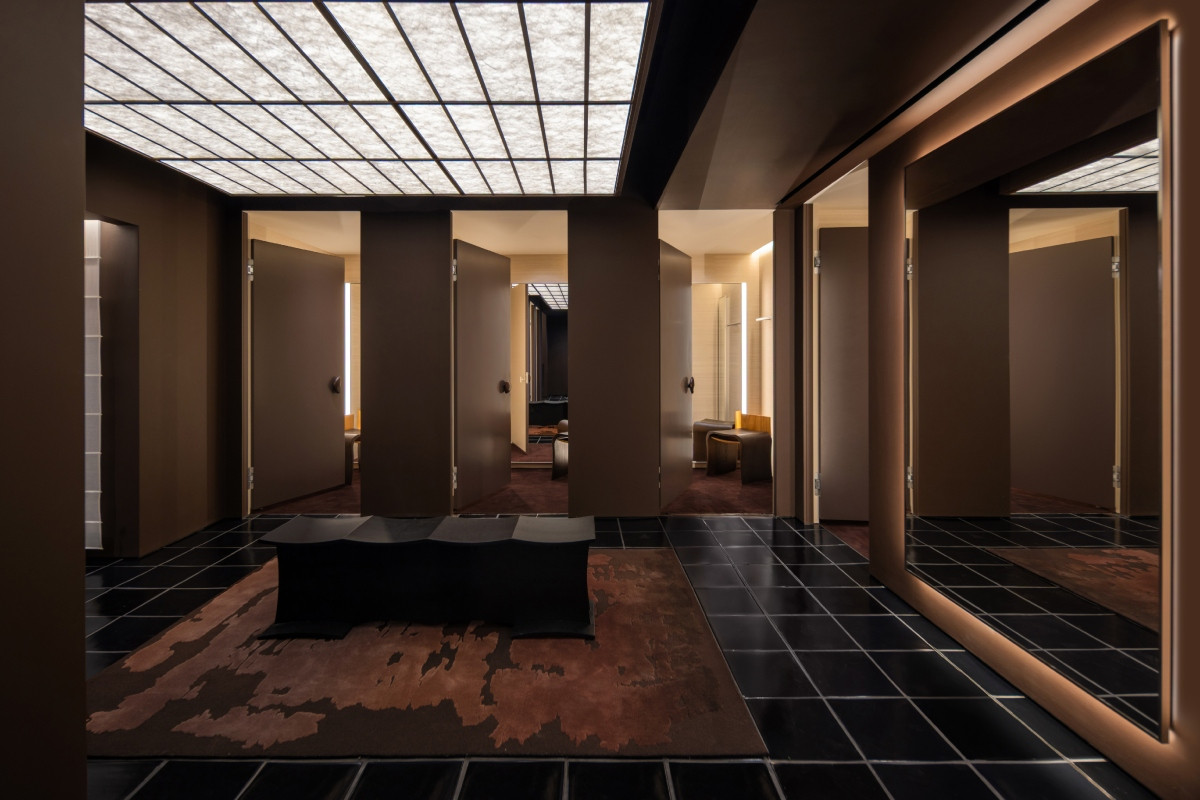 The Wall茶几重新詮釋長城建築，可見起伏表面。（圖片提供：COS）