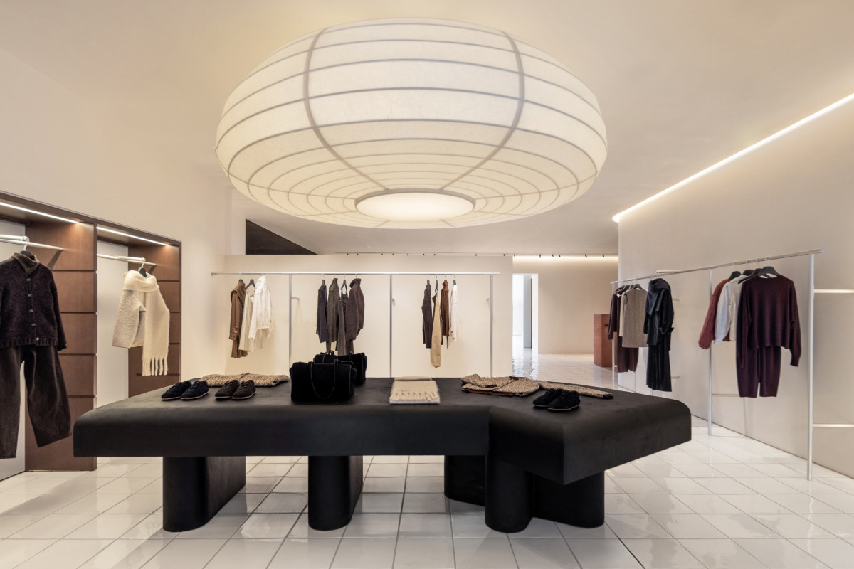 二樓展售空間；非物質文化遺產繼承人李文濤訂製精美燈籠，用溫潤光暈包裹空間。（圖片提供：COS）