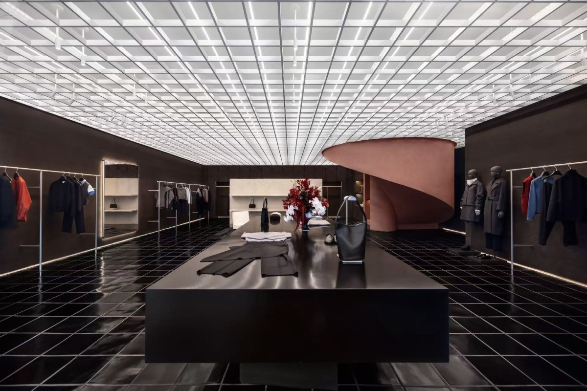 店裝汲取靈感自當地深厚歷史，並提取中式幾何格柵、紫禁城金磚和朱紅宮牆等經典象徵進行空間設計。（圖片提供：COS）