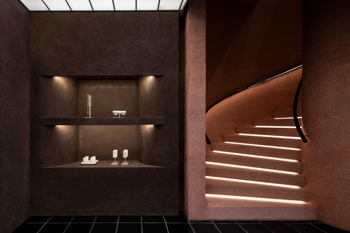 其概念源自紫禁城宮牆，藉深紅水磨石刻畫歷經歲月淬鍊的痕跡。（圖片提供：COS）