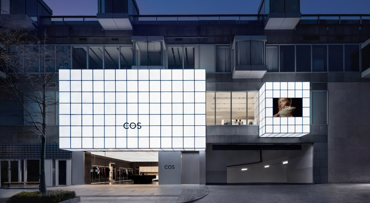 從歷史角度解析店鋪空間美學！COS北京三里屯旗艦店：紫禁城金磚、宮牆成靈感來源，家具設計再現長城姿態