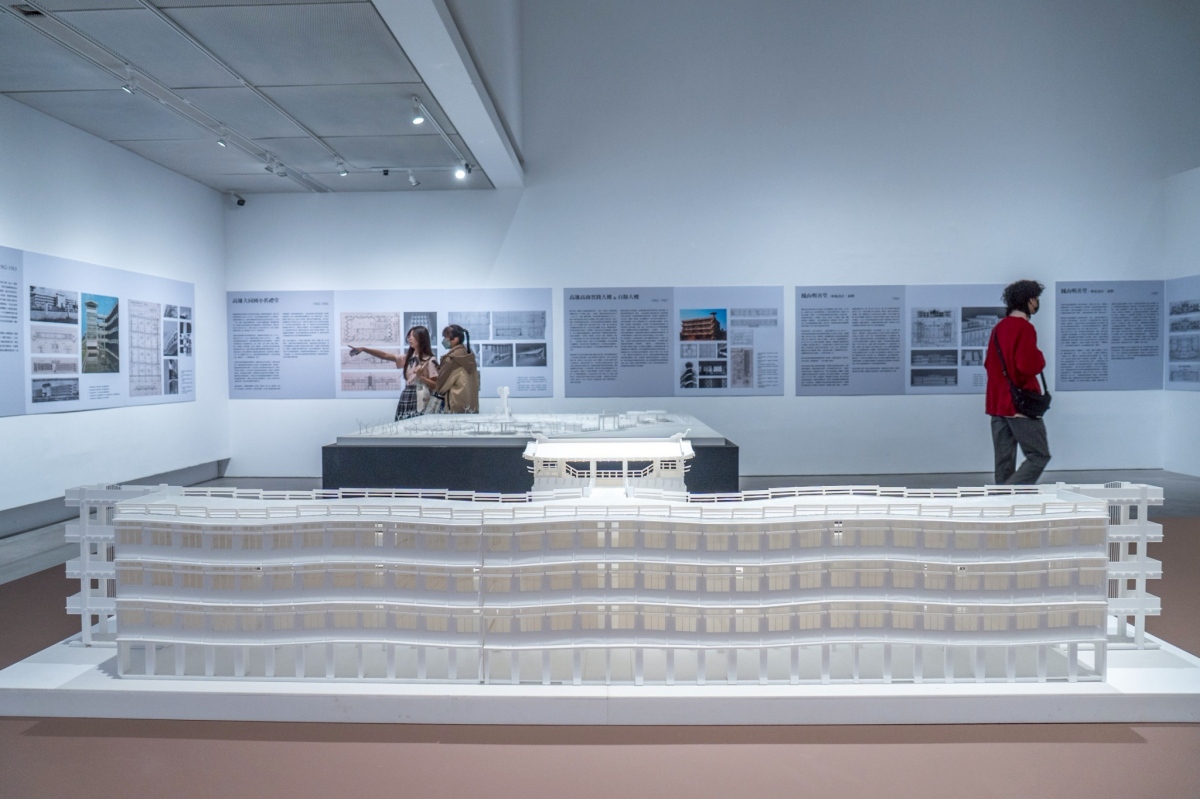 《地域主義的先行者：陳仁和百年+3建築紀念大展》展間一隅，呈現陳仁和知名建築作品三信家商波浪大樓。（圖片提供：高美館）