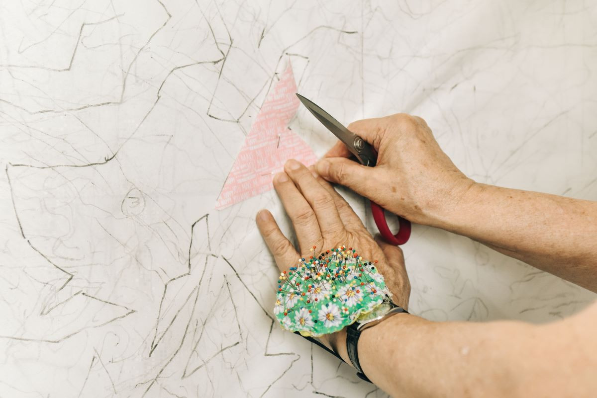 劉棟喜歡先畫出作品的草圖，運用布料與色彩，創造出獨一無二的故事。（圖片來源：《生活工藝誌》第十一期）