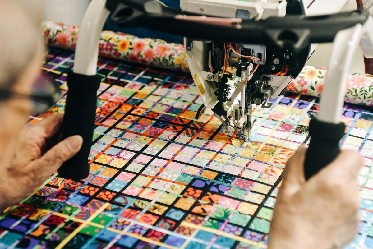拼布作品的最後步驟就是使用壓線機，讓數層材料緊密地貼合。（圖片來源：《生活工藝誌》第十一期）