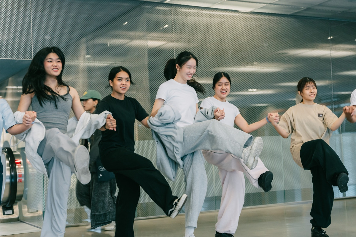 課堂上學員們牽起彼此的手，進入原住民祭典的律動。（圖片提供：臺北表演藝術中心／攝影：君岳）