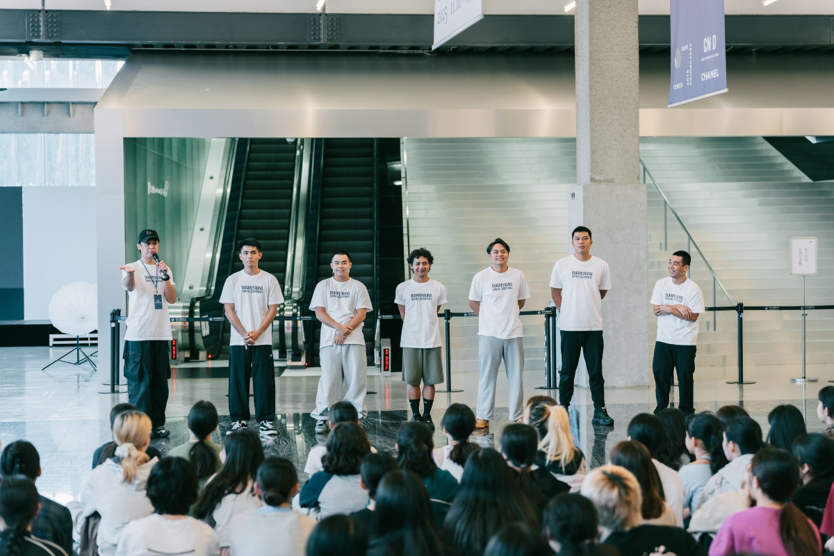 1972年生的布拉瑞揚說，自己身處原住民文化流失最嚴重的年代，對傳統樂舞其實和大家一樣陌生，反倒大多是他的學生「老師我們去哪個部落！」地帶著他從零開始。（圖片提供：臺北表演藝術中心／攝影：君岳）