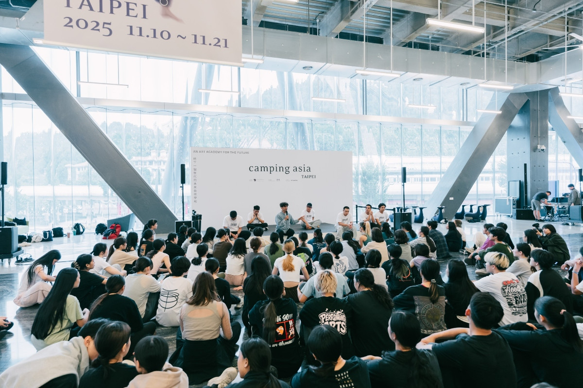 且傳統樂舞相較專業舞蹈課程的傳授又更特別，它沒有規範去評斷對錯，而是一種參與。（圖片提供：臺北表演藝術中心／攝影：君岳）