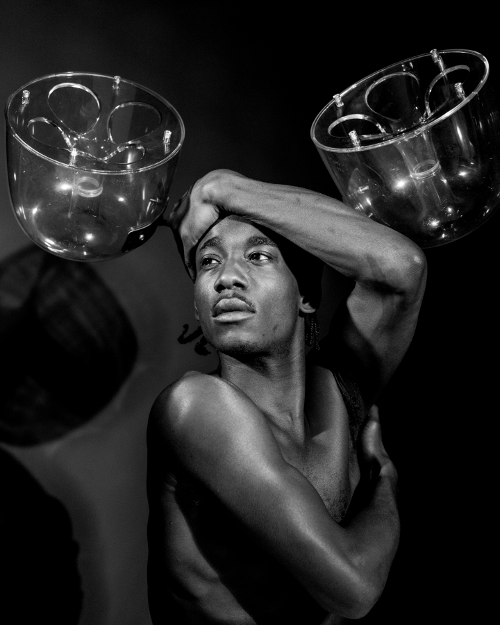 作品原名《Find Your Eyes》，每雙眼睛所見皆不同；而作為觀眾的其一趣味無疑在「與藝術家現場校準視點」這事上。（圖片提供：臺北表演藝術中心 © Benji Reid）