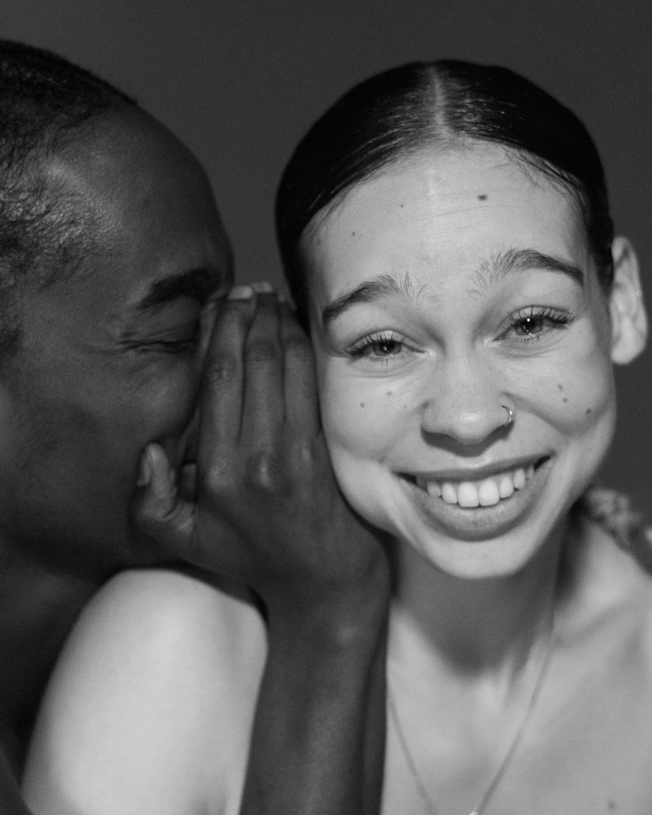 「一件勇敢而脆弱的作品」，《即席寫真》節目介紹中如此描述道。置身劇場空間，Benji Reid匯聚觀眾與角色凝視於一己之身，確實造就了這般微妙狀態。（圖片提供：臺北表演藝術中心 © Benji Reid）