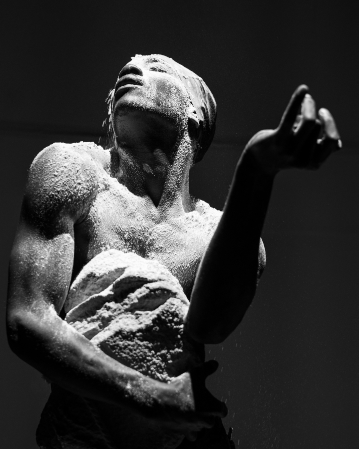 與白色粉末共舞的橋段靜中有動，其力量彷彿從表演者體內深處爆破。（圖片提供：臺北表演藝術中心 © Benji Reid）