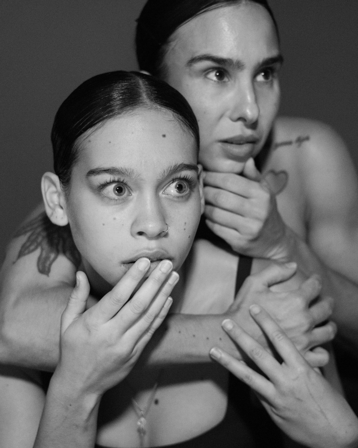 部分為黑白攝影，尤彰顯光影對比。（圖片提供：臺北表演藝術中心 © Benji Reid）