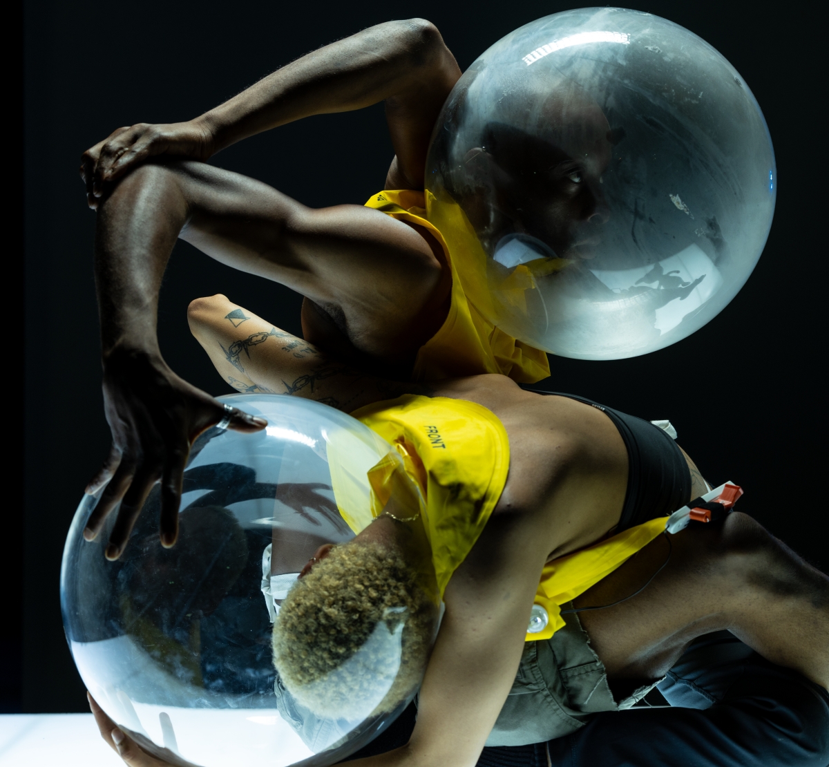 跨域作品《即席寫真》結合攝影、舞蹈及戲劇。（圖片提供：臺北表演藝術中心 © Benji Reid）