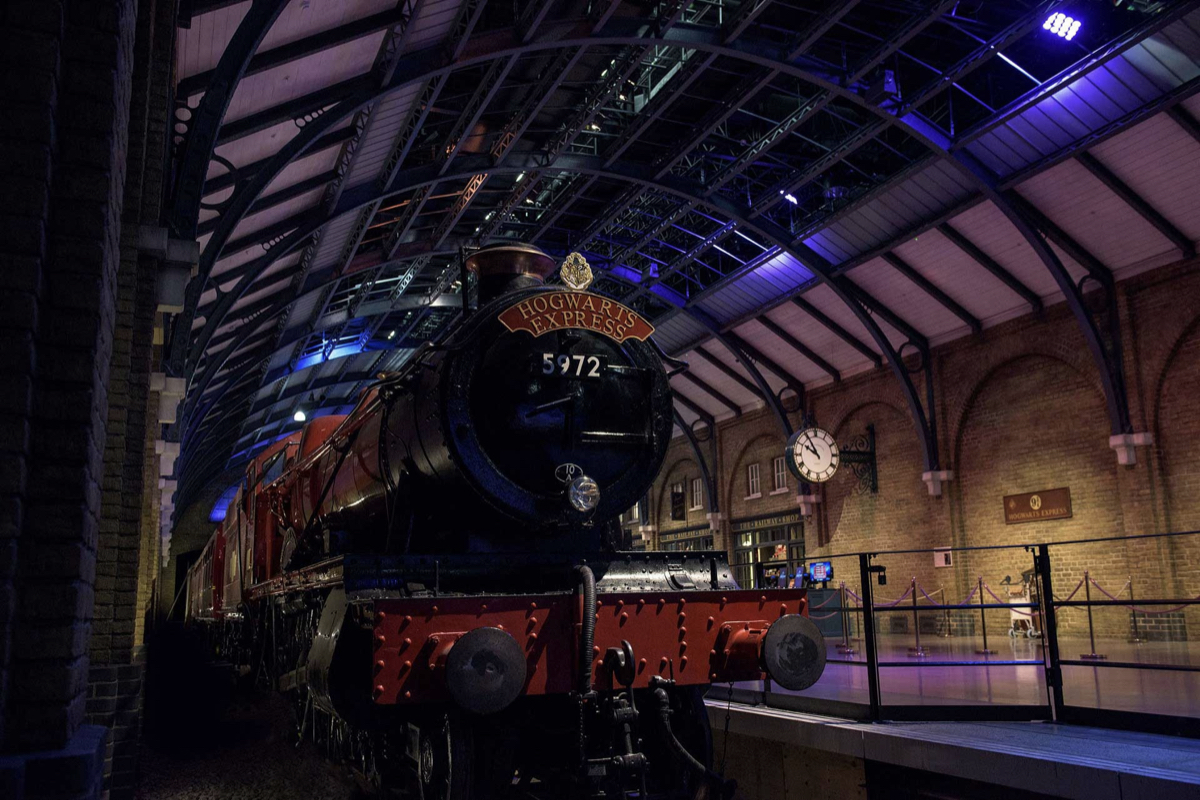 全球首座「哈利波特主題飯店」2026開幕！霍格華茲魔法學院融入設計，樂高積木重新經典場景