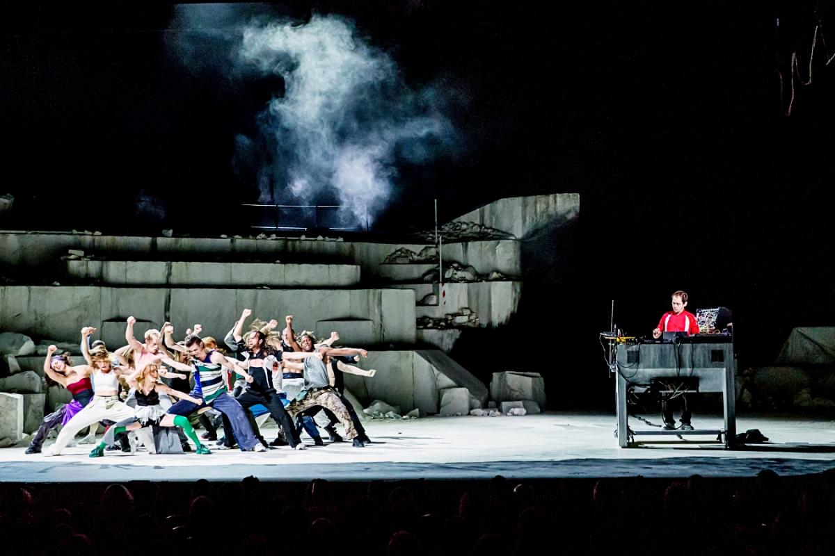 LA)HORDE 集舞者與音樂的能量，傳遞出「即使身處差異，也能在集體中找到光」的力量。© CYRIL MOREAU（圖片提供：臺北表演藝術中心）