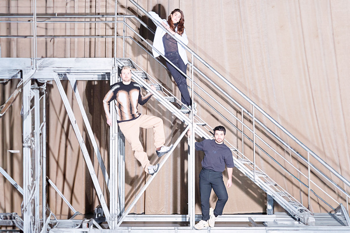 Jonathan Debrouwer、Marine Brutti、Arthur Harel 於2013年創立 (LA)HORDE，以顛覆傳統芭蕾、結合現代議題與邊緣文化的大膽創作聞名（由左至右）。（圖片提供：臺北表演藝術中心）