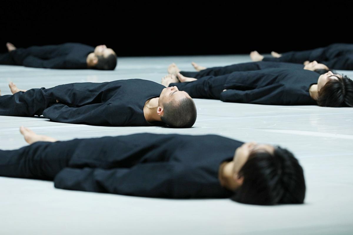 中國編舞家陶冶《17》的創作靈感源自陶冶對聲音動覺的想像，一首無字的歌、一句莫名熟悉的詞，這種既近又遠的矛盾距離感貫穿整部作品。（圖片提供：Van Cleef & Arpels）