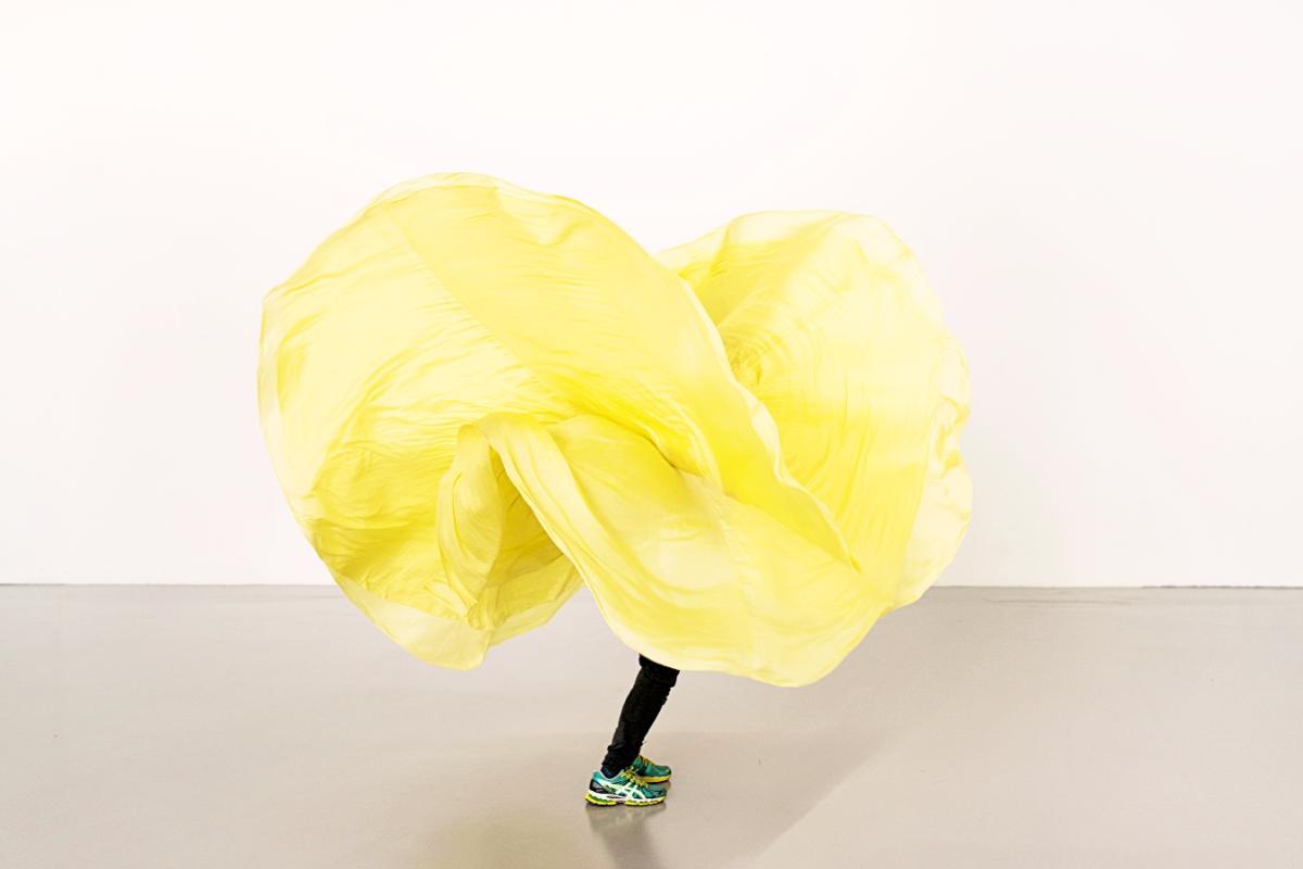 《Loïe Fuller: Research》重演富勒的名作《Serpentine Dances》。富勒率先合舞蹈動作與特效，利用掛於竹枝上的絲綢結合舞蹈動作，將自己化身成火焰、海浪及其他自然現象。（圖片提供：Van Cleef & Arpels）