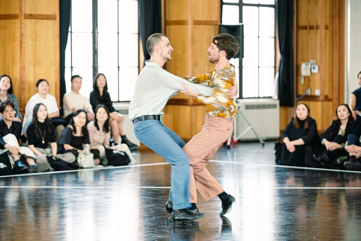 《Save the Last Dance for Me》探索義大利民間舞蹈Polka Chinata，這種舞蹈是一種由男性主導的求偶舞，由2人一組的舞者相擁曲膝，旋轉起舞。阿歷山度· 沙朗創作的雙人舞蹈及一系列傳承工作坊，旨在推廣和重振這種如今瀕臨絕跡的傳統舞蹈。（圖片提供：Van Cleef & Arpels）