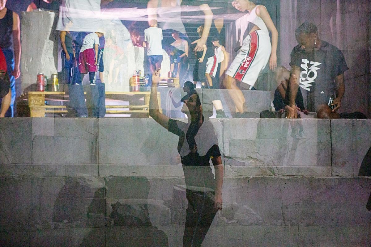 《崩世光景》著重於呈現群體與能量，舞者們來自不同的文化背景，但都揭示了身體的力量與脆弱。（圖片提供：Van Cleef & Arpels）