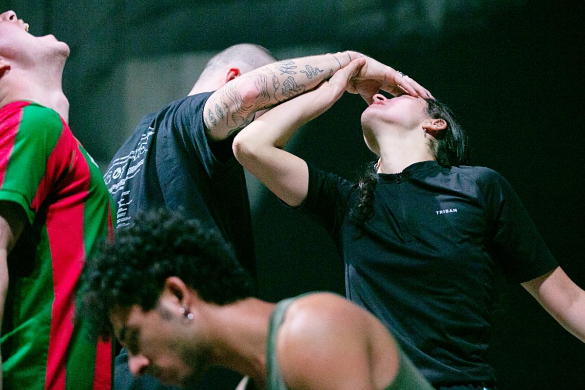 (LA)HORDE 創作《崩世光景》的過程中，持續觀察當代社會壓力、父權結構、地緣政治緊張，以及生態崩壞，如何形塑我們的身體狀態與集體行為。（圖片提供：Van Cleef & Arpels）