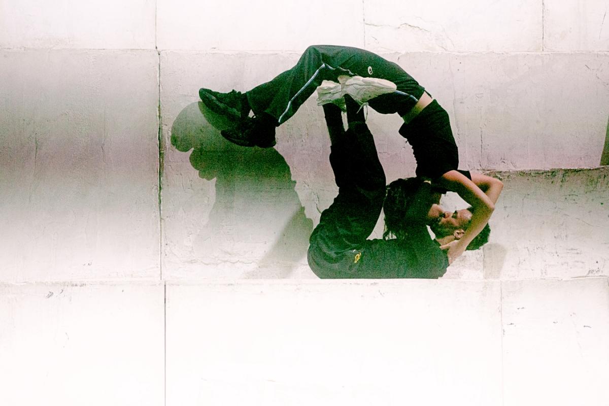 (LA)HORDE《崩世光景》在噪音與瓦礫之中，反映當代身體所承受的張力。（圖片提供：Van Cleef & Arpels）