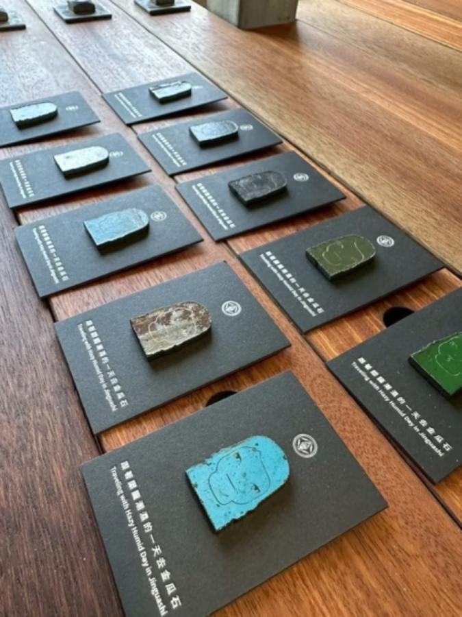 去年的「跟著朦朧潮濕的一天」金瓜石站，攜手台電公共藝術推出限量聯名徽章。（圖片來源：台電文創）