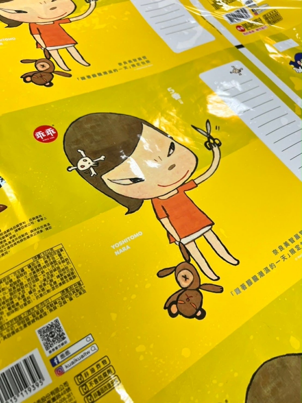 奈良美智近日在Threads和X社群平台上宣布，與乖乖的聯名商品將於嘉義率先開賣。（圖片來源：Threads@michinara3）