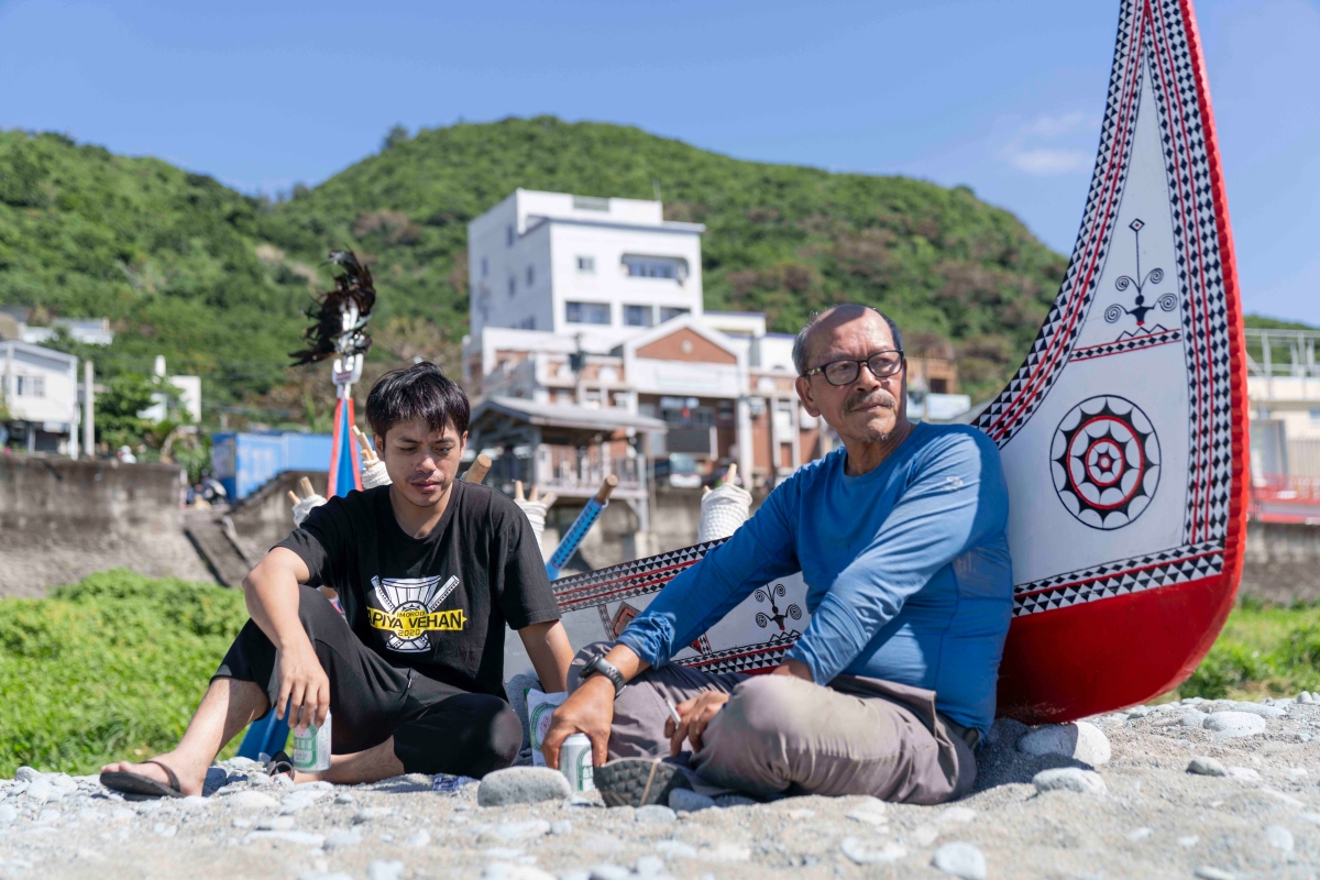 《大海浮夢》紀錄夏曼．藍波安與兒子歷經517天潛水、伐木、造舟與出海的壯闊旅程。（圖片提供：目宿媒體）