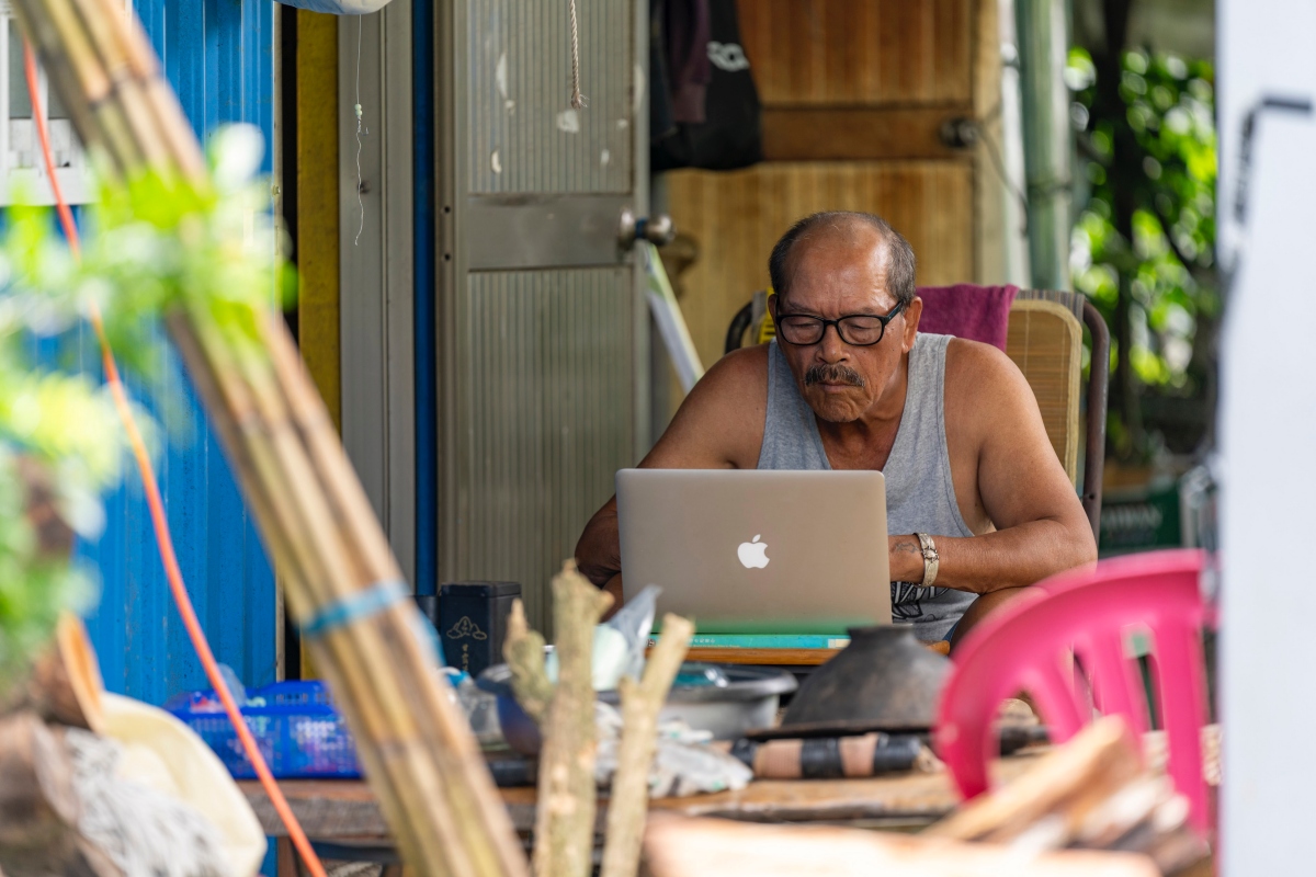 夏曼．藍波安返鄉蘭嶼書寫海洋文學。（圖片提供：目宿媒體）