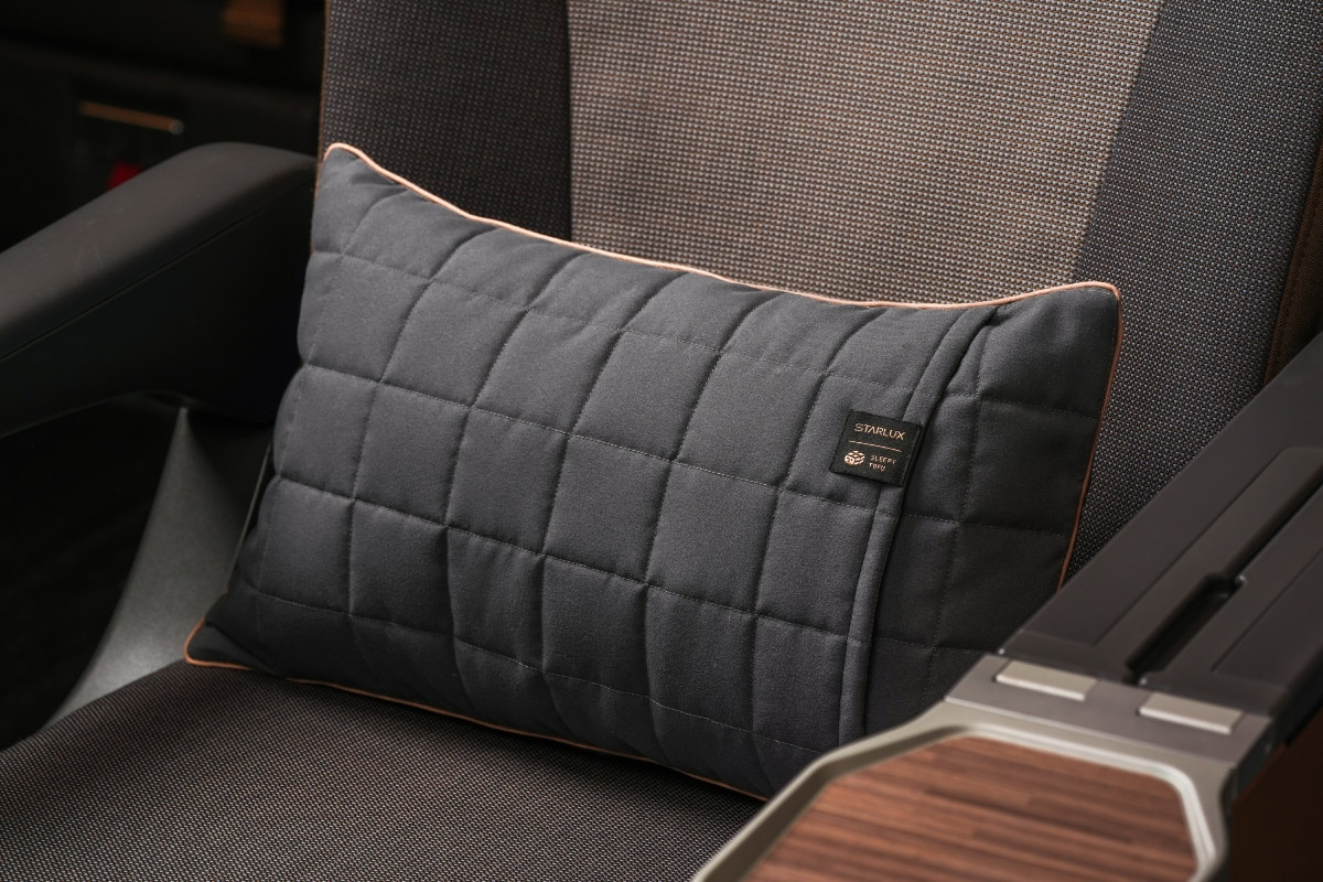 座位上的靠墊包裹材質親膚的眠豆腐聯名枕套，塑造更放鬆、紓壓的乘坐感受。（圖片提供：星宇航空）