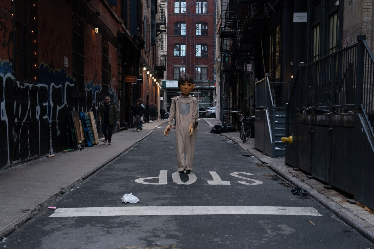 全片透過紐約實景和廢墟意象，構築城市、家庭與心靈同步崩解的多層寓言。（圖片提供：甲上娛樂）